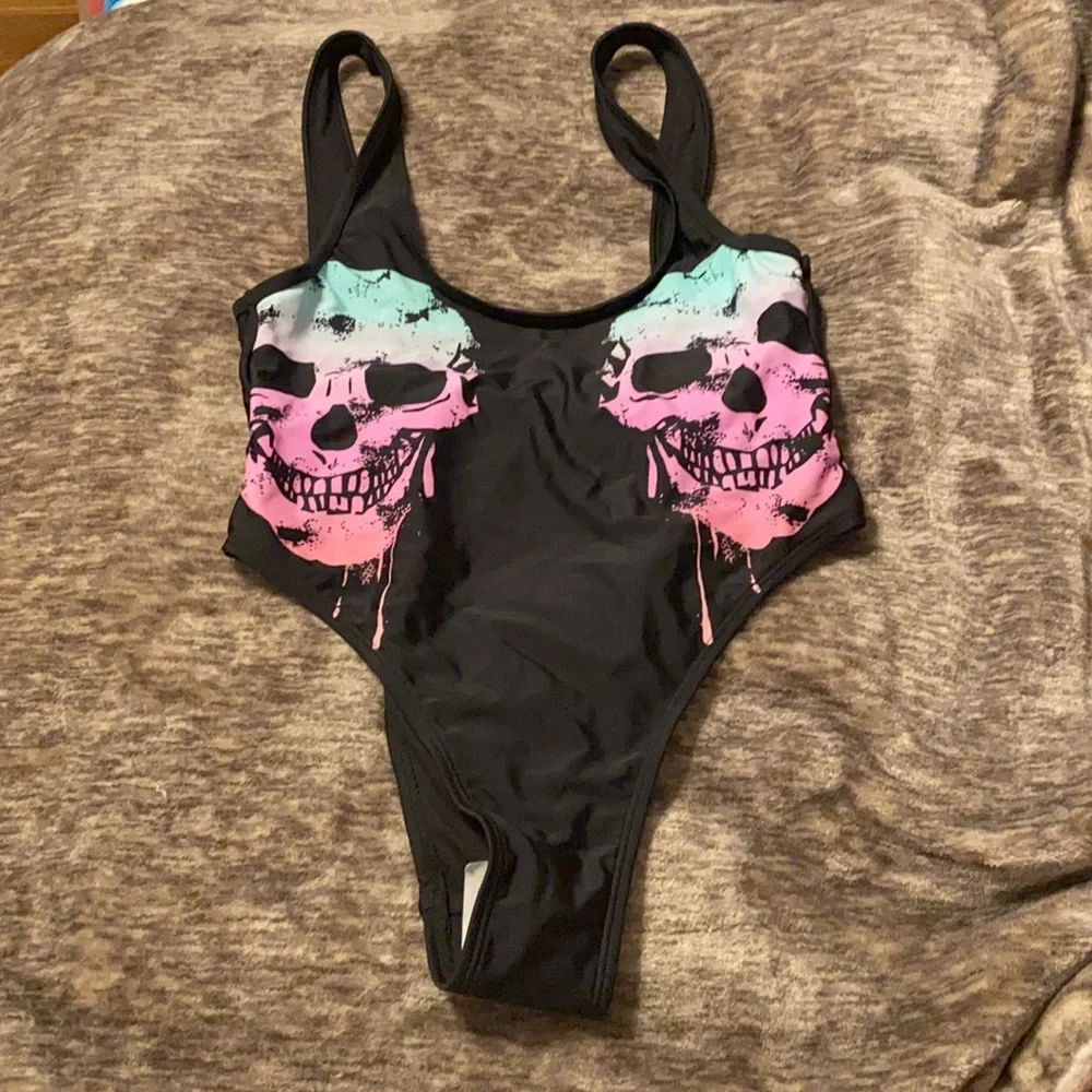 Ombre Dripping‎ Skulls Swimsuit Hot Topic Witchy Spooky